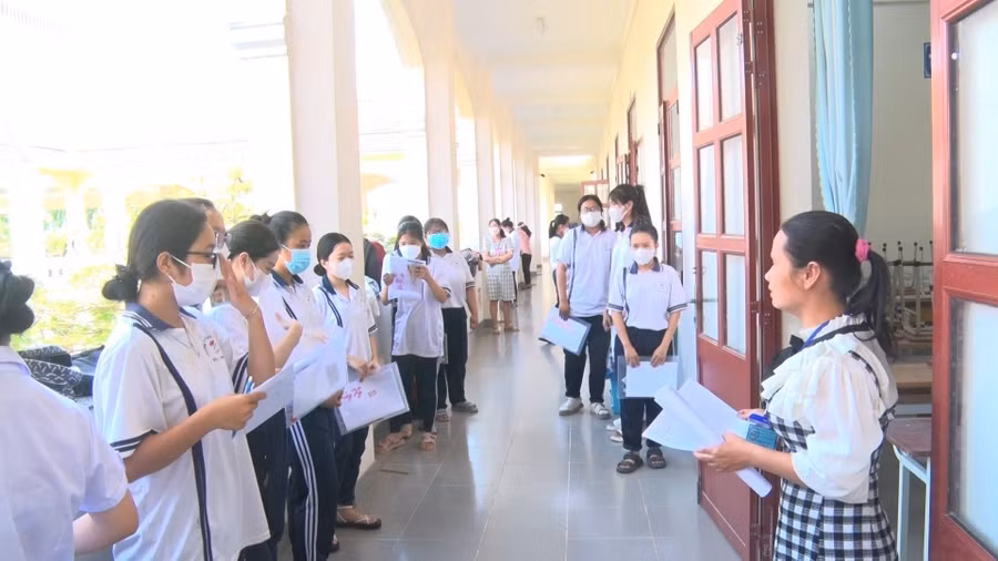 Thí sinh chuẩn bị vào phòng thi tại trường THPT Đức Hòa, tỉnh Long An. Ảnh: Nguyễn Huỳnh. Thí sinh chuẩn bị vào phòng thi tại trường THPT Đức Hòa, tỉnh Long An. Ảnh: Nguyễn Huỳnh.