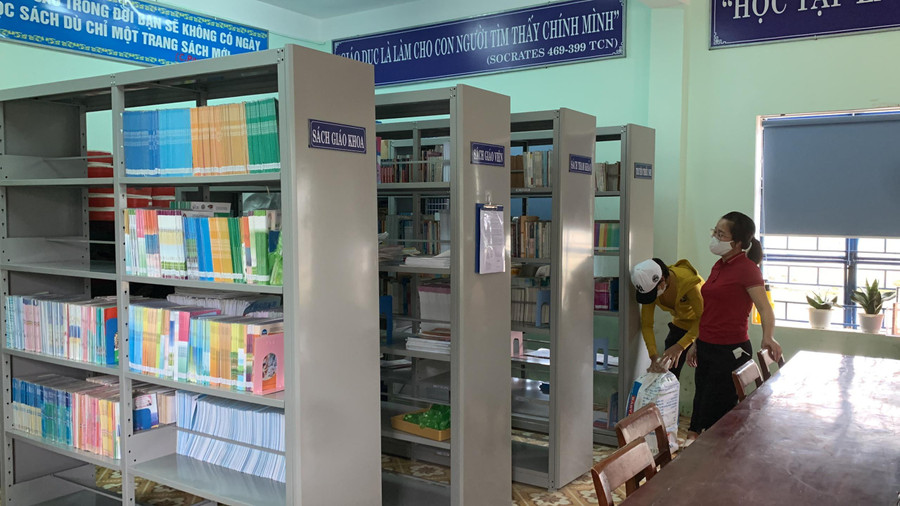 Sách từ các nguồn hỗ trợ được bổ sung vào thư viện Trường Tiểu học Hồng Quang.