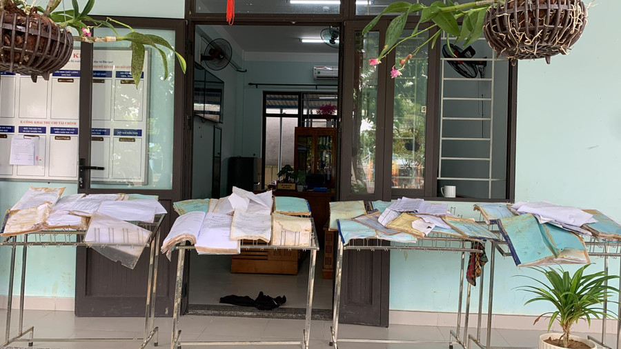 Rất nhiều hồ sơ, sổ sách của Trường Tiểu học Hồng Quang bị ngâm trong nước lũ vẫn đang được hong phơi.