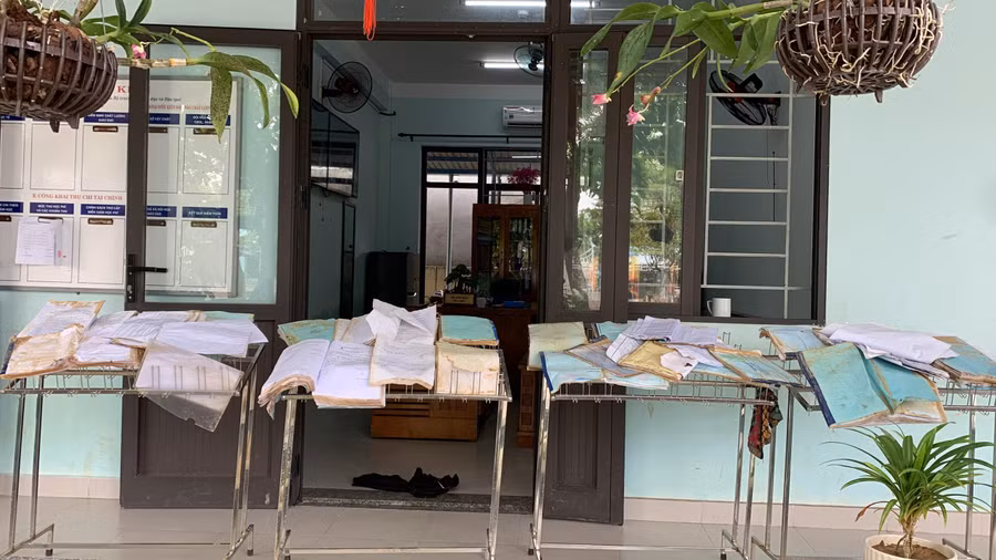 Rất nhiều hồ sơ, sổ sách của Trường Tiểu học Hồng Quang bị ngâm trong nước lũ vẫn đang được hong phơi.