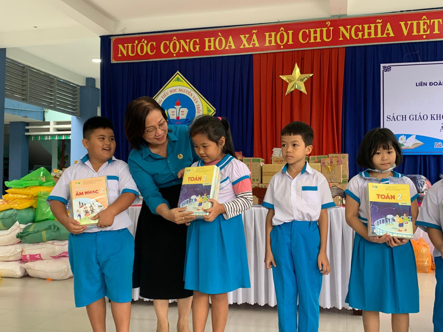 Nhiều học sinh bị trôi hết toàn bộ sách, vở, đồng phục, đồ dùng học tập sau trận lũ kinh hoàng do ảnh hưởng bởi cơn bão số 5. (Ảnh: X.C).