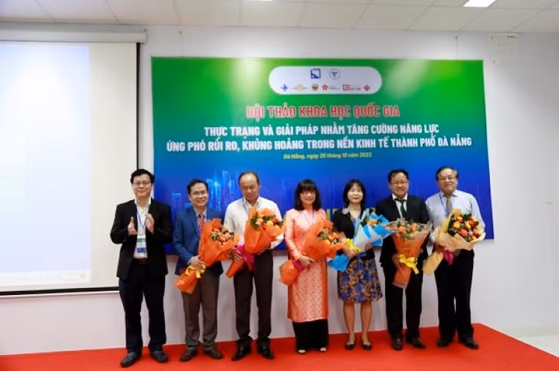 PGS.TS. Lê Văn Huy - Phó Hiệu trưởng Trường Đại học Kinh tế, ĐH Đà Nẵng tặng hoa cho đại diện các đơn vị đồng tổ chức Hội thảo.