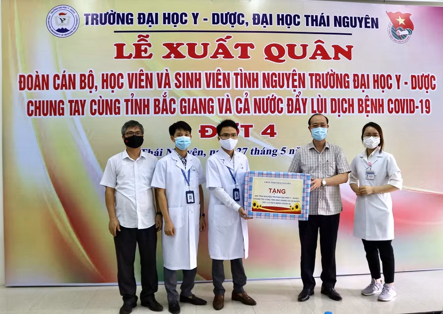 Lãnh đạo Sở Y tế Thái Nguyên trao quà động viên cho Đoàn tình nguyện.