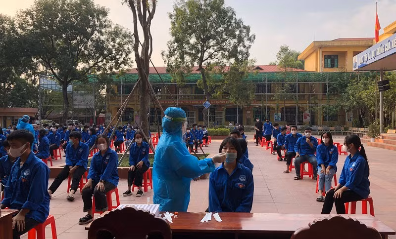 Học sinh Trường THPT Việt Yên số 2 thực hiện xét nghiệm Covid-19.