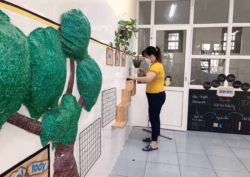 Giáo viên Trường Mầm non Liên Bạt (huyện Ứng Hòa) vệ sinh trường lớp.