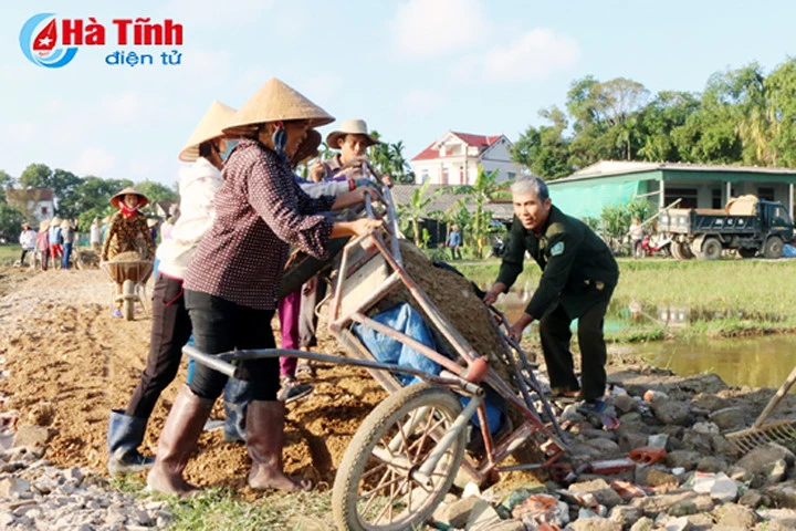 Lão nông bỏ gần trăm triệu đồng làm đường nông thôn