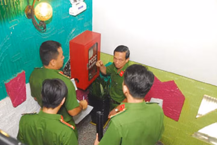 Cảnh sát PCCC kiểm tra thiết bị chữa cháy ở một cơ sở dịch vụ.