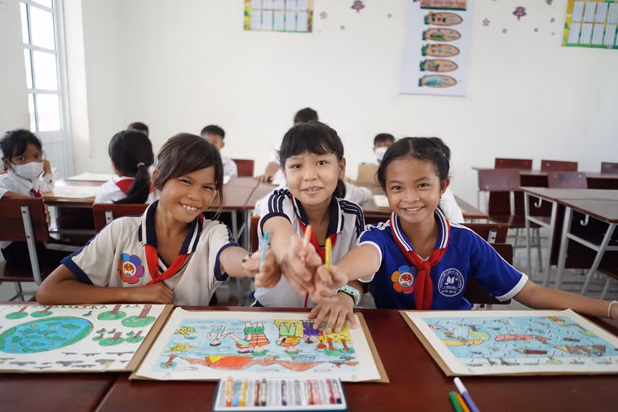 Các em học sinh hào hứng tham gia các hoạt động.