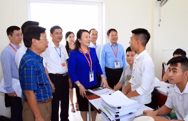 Nguyên Thứ trưởng Nguyễn Thị Nghĩa đến thăm thầy trò Trường PTDTNT 2 Nghệ An trước Kỳ thi THPT quốc gia 2019.