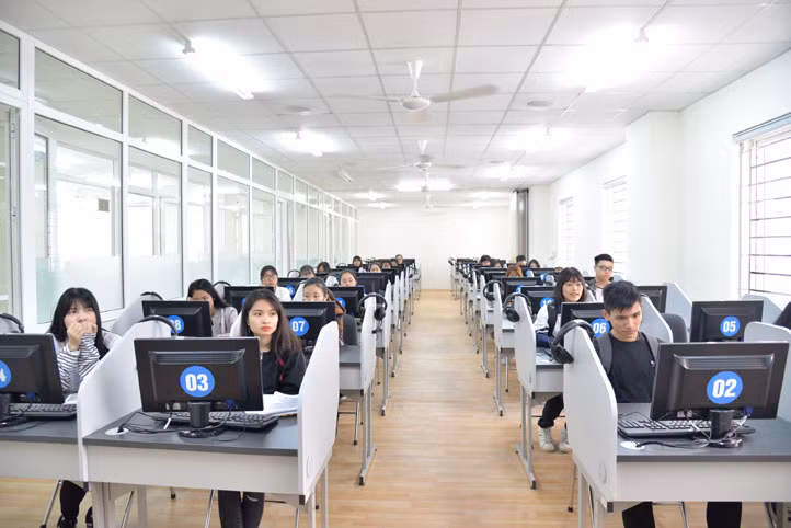 Câu chuyện thi lấy chứng chỉ ngoại ngữ, tin học để phục vụ xét nâng ngạch, thăng hạng viên chức đang làm “nóng” dư luận. Ảnh minh họa/INT