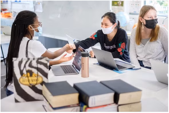 Ngô Mỹ Linh (áo đen) trao đổi với bạn học tại UNIS. Ảnh: UNIS.