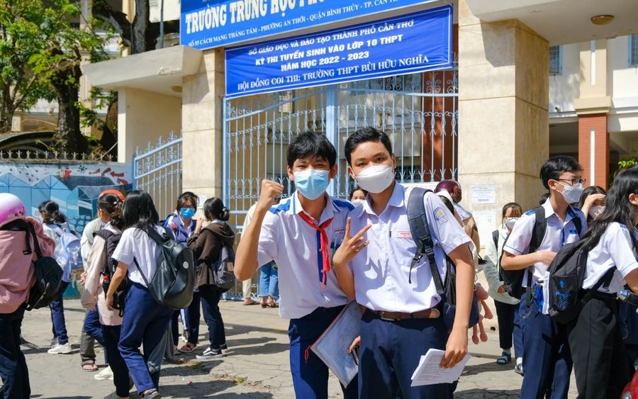 Thí sinh điểm thi Trường THPT Bùi Hữu Nghĩa (quận Bình Thủy) vui vẻ sau môn thi cuối, kỳ thi tuyển sinh lớp 10.