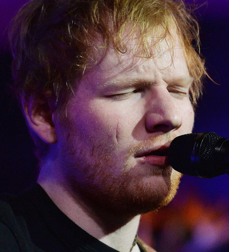 Ed Sheeran: Anh đã được đưa vào bệnh viện sau khi Công chúa Beatrice của xứ York vung lưỡi kiếm nghi lễ ngược về phía sau vai mình mà không nhận ra đó là vị trí đứng của nam ca sĩ. Sau đó, anh nhanh chóng được đưa đến bệnh viện và có thể tiếp tục trở lại sân khấu. Ed Sheeran: Anh đã được đưa vào bệnh viện sau khi Công chúa Beatrice của xứ York vung lưỡi kiếm nghi lễ ngược về phía sau vai mình mà không nhận ra đó là vị trí đứng của nam ca sĩ. Sau đó, anh nhanh chóng được đưa đến bệnh viện và có thể tiếp tục trở lại sân khấu.