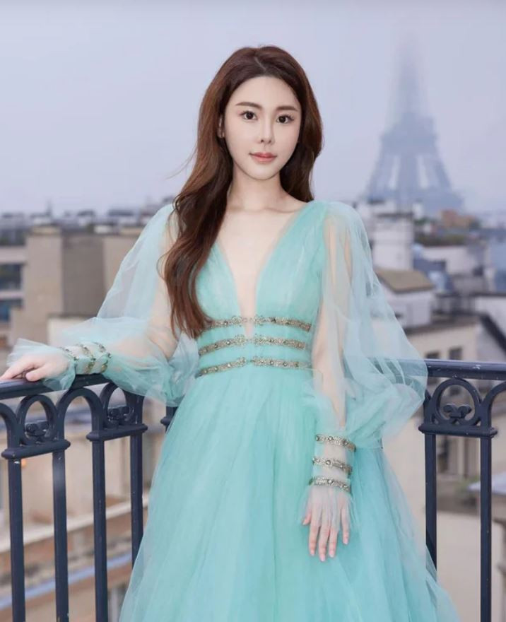 Abby Choi được xem là "ngôi sao đang lên" của làng giải trí Hong Kong (Trung Quốc). Abby Choi được xem là "ngôi sao đang lên" của làng giải trí Hong Kong (Trung Quốc).