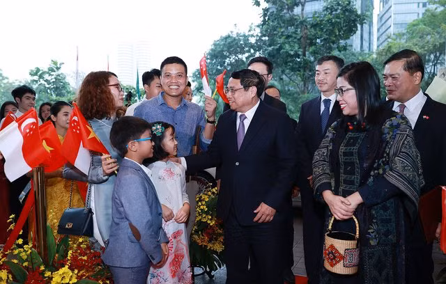 Thủ tướng và Phu nhân trò chuyện cùng đại diện cộng đồng người Việt Nam tại Singapore - Ảnh: VGP/Nhật Bắc