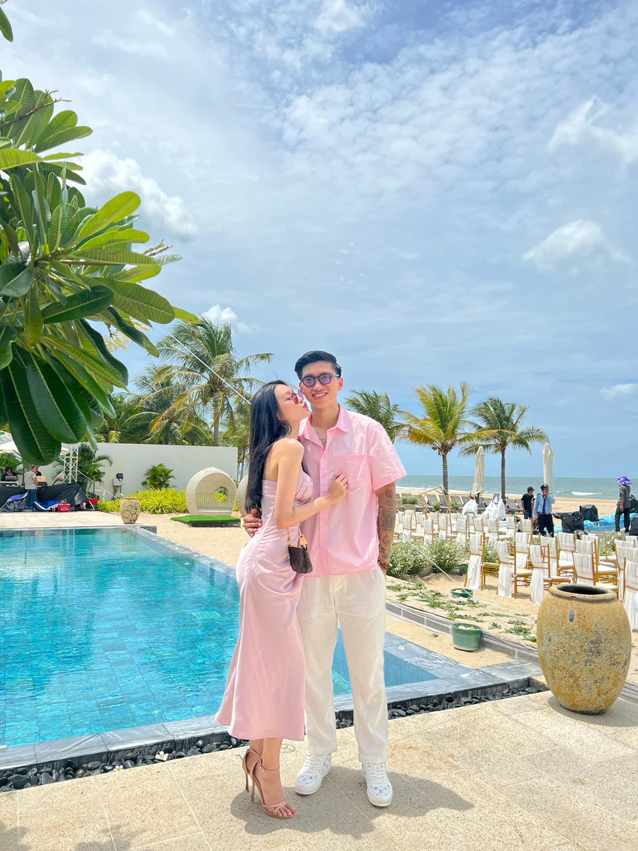 Bị đồn đoán hẹn hò từ rất lâu, nhưng Doãn Hải My từng tiết lộ, cô và Đoàn Văn Hậu phải tới sau cuộc thi Hoa hậu Việt Nam 2020, cả hai mới tìm hiểu và chính thức bắt đầu mối quan hệ. Bị đồn đoán hẹn hò từ rất lâu, nhưng Doãn Hải My từng tiết lộ, cô và Đoàn Văn Hậu phải tới sau cuộc thi Hoa hậu Việt Nam 2020, cả hai mới tìm hiểu và chính thức bắt đầu mối quan hệ.