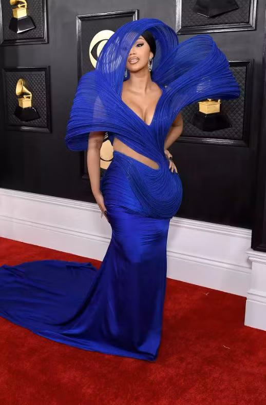 Cardi B tiếp tục duy trì sức hút trong chiếc váy Gaurav Gupta màu xanh coban kết hợp cùng với đôi hoa tai nổi bật.