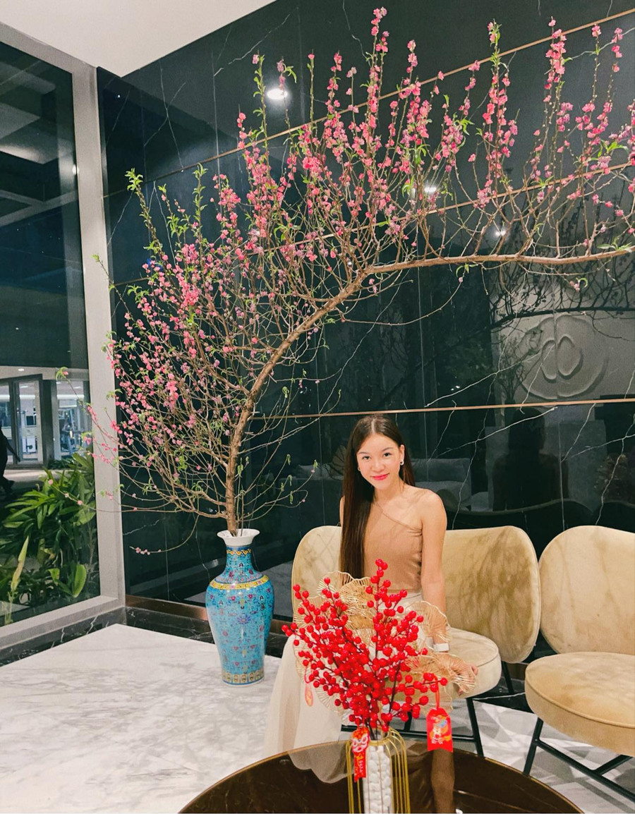 Bùi Thị Yến Xuân (sinh năm 1991) được công chúng biết đến nhiều hơn kể từ sau khi công khai chuyện tình cảm với thủ môn đội tuyển Việt Nam Đặng Văn Lâm.