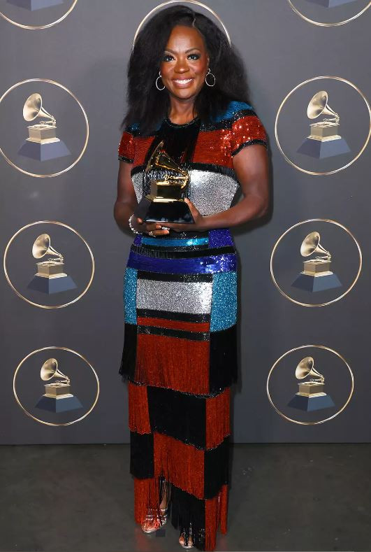 Viola Davis xuất hiện trong bộ đồ sequin vô cùng lấp lánh và cuốn hút. Viola Davis xuất hiện trong bộ đồ sequin vô cùng lấp lánh và cuốn hút.