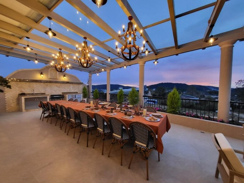 Căn biệt thự như một tòa lâu đài rộng lớn của Hoa hậu Thu Hoài tại Đà Lạt. Căn biệt thự như một tòa lâu đài rộng lớn của Hoa hậu Thu Hoài tại Đà Lạt.