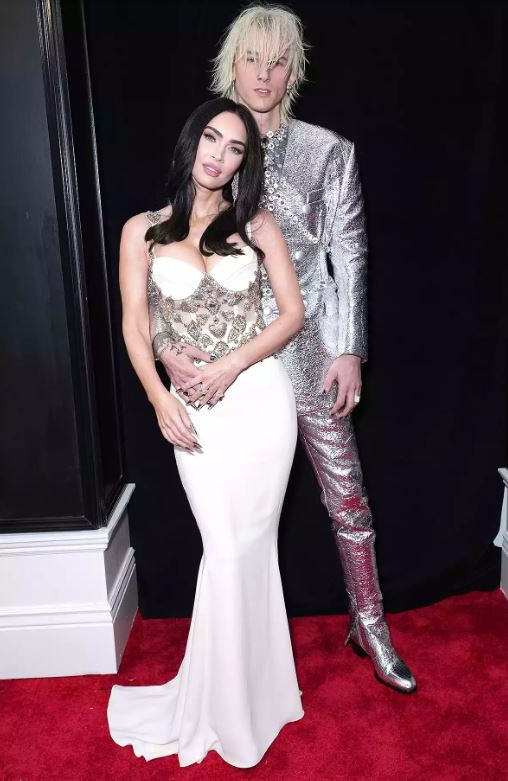 Cặp đôi Megan Fox & Machine Gun Kelly phối đồ theo phong cách bắt mắt thường thấy, nàng diện váy trắng đính đá quý còn chàng diện bộ vest Dolce&Gabbana với hai hàng khuy màu bạc lấp lánh. Cặp đôi Megan Fox & Machine Gun Kelly phối đồ theo phong cách bắt mắt thường thấy, nàng diện váy trắng đính đá quý còn chàng diện bộ vest Dolce&Gabbana với hai hàng khuy màu bạc lấp lánh.