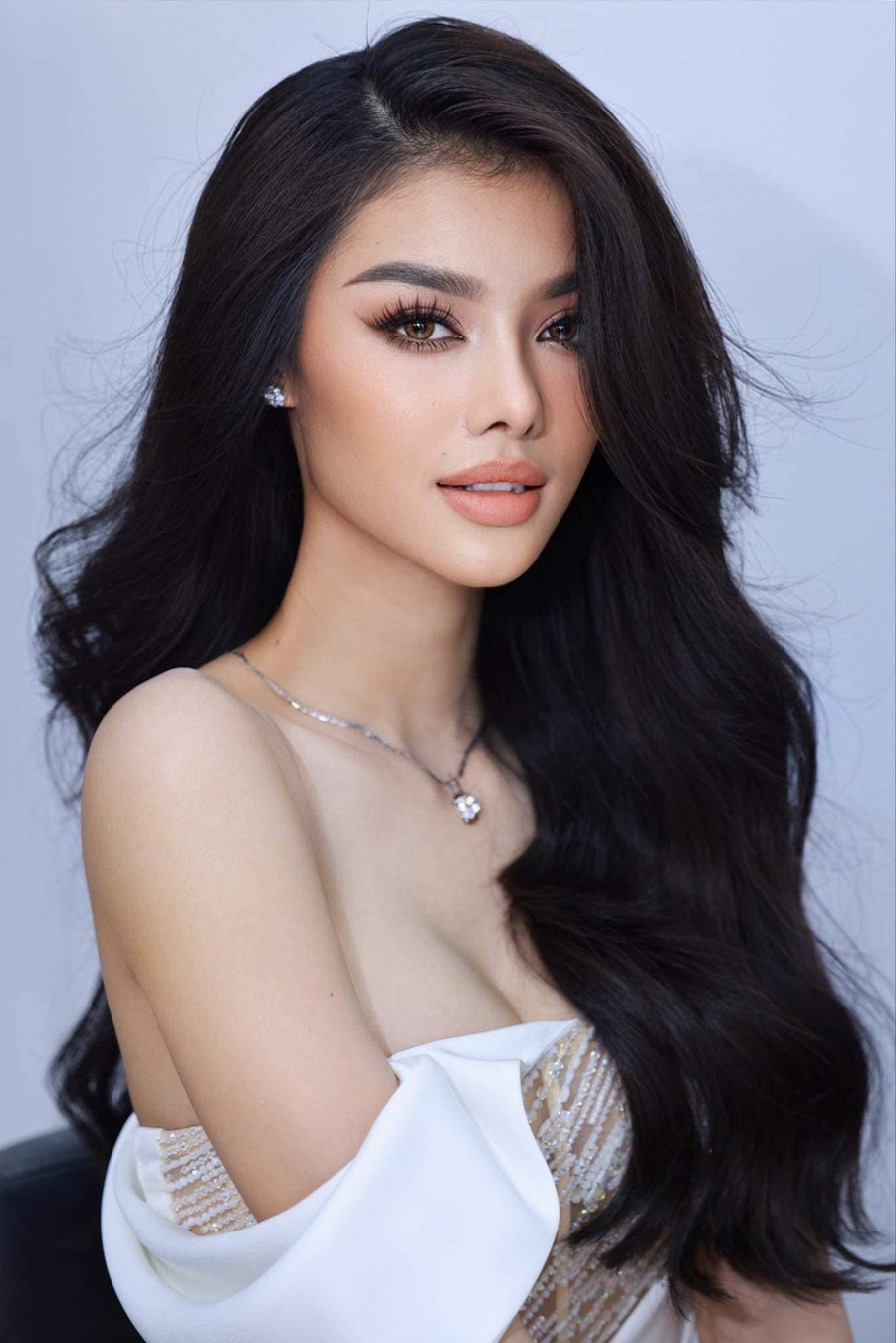 Tuy nhiên, bên cạnh những lời khen ngợi, ủng hộ về nhan sắc mới này, nhiều khán giả cũng bày tỏ sự tiếc nuối cho vẻ đẹp trước đây của Á hậu Kiều Loan. Tuy nhiên, bên cạnh những lời khen ngợi, ủng hộ về nhan sắc mới này, nhiều khán giả cũng bày tỏ sự tiếc nuối cho vẻ đẹp trước đây của Á hậu Kiều Loan.