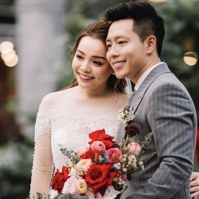 Sắp tới ngày lễ tình nhân, beauty blogger Trinh Phạm đã hài hước kể lại câu chuyện cưa cẩm mình của ông xã. Trinh Phạm viết: "Sắp Valentine kể lại cho mọi người nghe hồi ông Thành tán mình nhé. Nghĩ lại mới thấy chồng tôi ngày xưa cũng tính xa phết ý mọi người. Mới tỏ tình đã thông báo quê ở Nghệ An cho tôi chuẩn bị tâm lý rồi. Hồi mới cưới cũng hơi lo vì quê chồng xa, nhưng lấy nhau rồi lại siêu thích những dịp được về quê thăm ông bà nội Bơ. Cả nhà lúc giản dị mà ấm áp lắm. Chị em nhớ nhé, lấy chồng không chỉ xem tính cách chồng mà còn phải xem cả gia đình chồng thế nào nữa! Sắp tới ngày lễ tình nhân, beauty blogger Trinh Phạm đã hài hước kể lại câu chuyện cưa cẩm mình của ông xã. Trinh Phạm viết: "Sắp Valentine kể lại cho mọi người nghe hồi ông Thành tán mình nhé. Nghĩ lại mới thấy chồng tôi ngày xưa cũng tính xa phết ý mọi người. Mới tỏ tình đã thông báo quê ở Nghệ An cho tôi chuẩn bị tâm lý rồi. Hồi mới cưới cũng hơi lo vì quê chồng xa, nhưng lấy nhau rồi lại siêu thích những dịp được về quê thăm ông bà nội Bơ. Cả nhà lúc giản dị mà ấm áp lắm. Chị em nhớ nhé, lấy chồng không chỉ xem tính cách chồng mà còn phải xem cả gia đình chồng thế nào nữa!