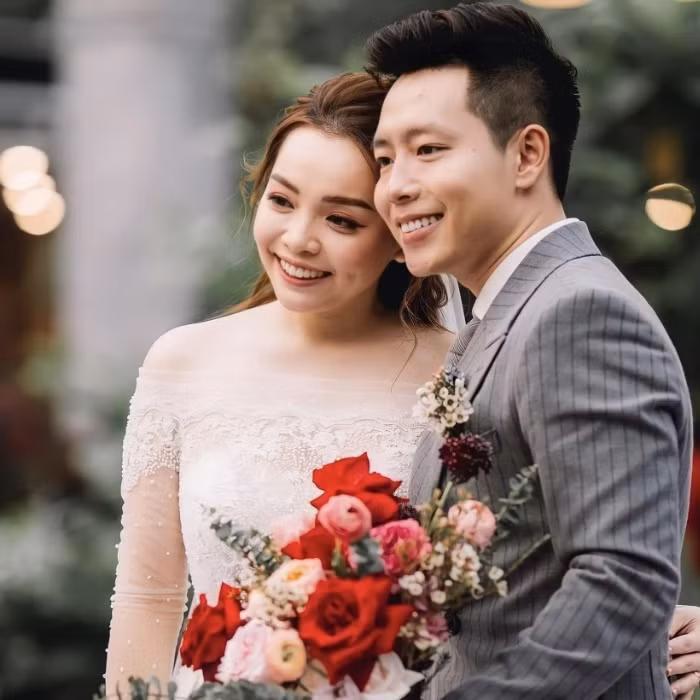 Sắp tới ngày lễ tình nhân, beauty blogger Trinh Phạm đã hài hước kể lại câu chuyện cưa cẩm mình của ông xã. Trinh Phạm viết: "Sắp Valentine kể lại cho mọi người nghe hồi ông Thành tán mình nhé. Nghĩ lại mới thấy chồng tôi ngày xưa cũng tính xa phết ý mọi người. Mới tỏ tình đã thông báo quê ở Nghệ An cho tôi chuẩn bị tâm lý rồi. Hồi mới cưới cũng hơi lo vì quê chồng xa, nhưng lấy nhau rồi lại siêu thích những dịp được về quê thăm ông bà nội Bơ. Cả nhà lúc giản dị mà ấm áp lắm. Chị em nhớ nhé, lấy chồng không chỉ xem tính cách chồng mà còn phải xem cả gia đình chồng thế nào nữa!