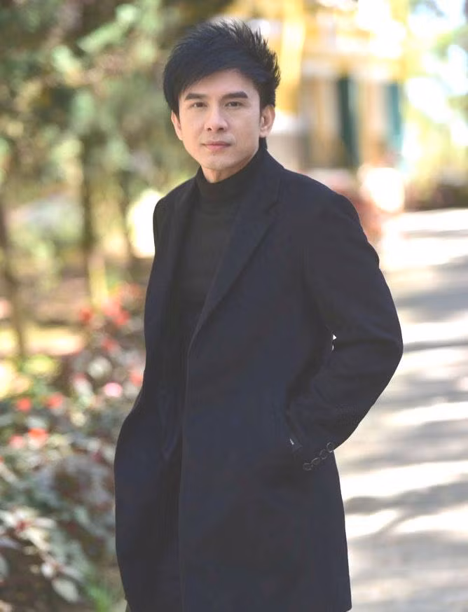 Nam ca sĩ Đan Trường.