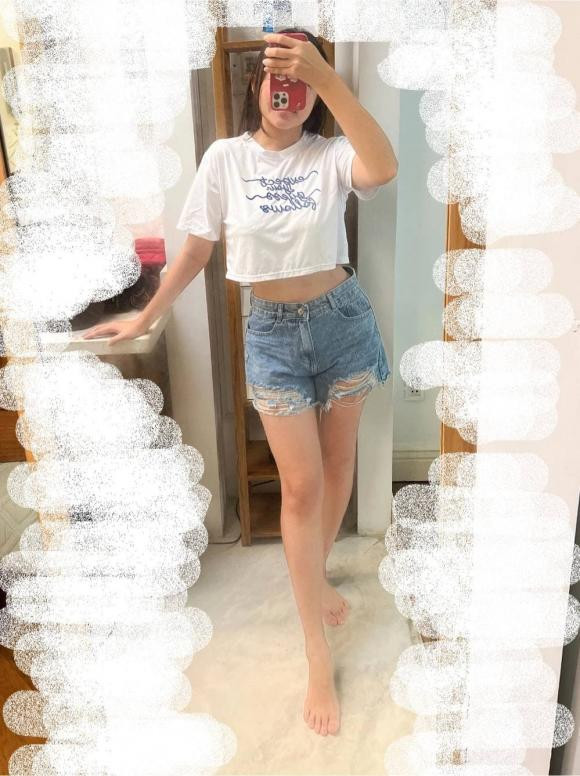 Đáng chú ý, sau khoảng thời gian dài bị chê bai nhan sắc, cô nàng đã có màn giảm cân vô cùng ngoạn mục, nhan sắc ngày càng thăng hạng. Người đẹp cũng chẳng ngại lên đồ khoe vòng eo thon đáng ghen tị khiến nhiều chị em phải trầm trồ.