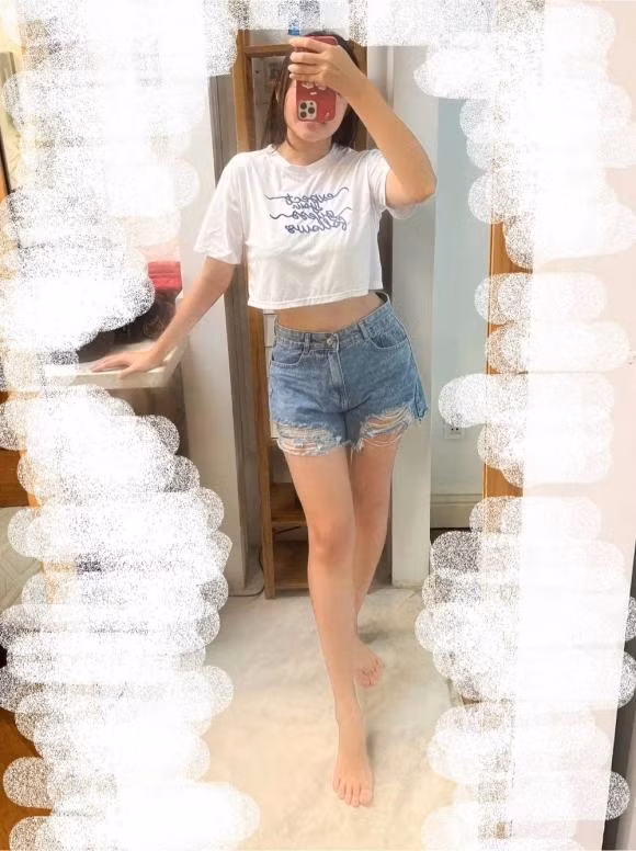 Đáng chú ý, sau khoảng thời gian dài bị chê bai nhan sắc, cô nàng đã có màn giảm cân vô cùng ngoạn mục, nhan sắc ngày càng thăng hạng. Người đẹp cũng chẳng ngại lên đồ khoe vòng eo thon đáng ghen tị khiến nhiều chị em phải trầm trồ.