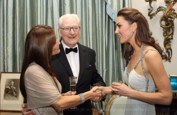 Kate Middleton: Ban đầu, mọi người đều nghĩ đường kẻ trên da đầu Kate là tóc nối. Tuy nhiên, nó đã được chính thức làm rõ sau đó. Đó thực sự là một vết sẹo dài 3 inch mà nữ công tước có khi còn nhỏ.