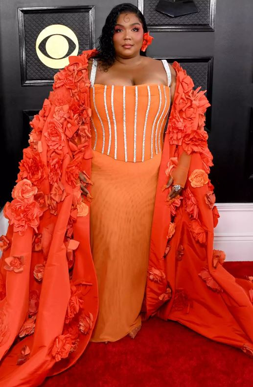 Lizzo khoác trên mình bộ trang phục màu cam vô cùng nổi bật của của Dolce&Gabbana. Lizzo khoác trên mình bộ trang phục màu cam vô cùng nổi bật của của Dolce&Gabbana.
