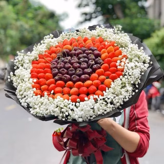 Những bó hoa được làm từ dâu tây, cherry căng mọng không chỉ khiến các chị em ấm lòng mà còn ấm bụng.