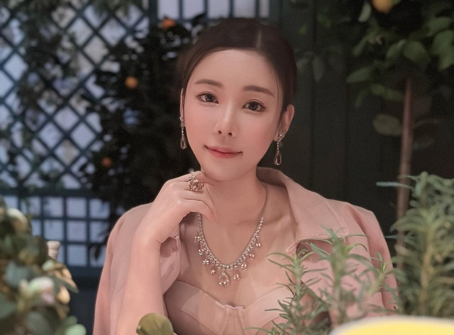 Dù đã tái hôn với chồng thiếu gia nhưng Thái Thiên Phượng vẫn chu cấp kinh tế cho Alex Kwong (chồng cũ), trong khi anh vẫn thất nghiệp. Đặc biệt, cô còn thuê cả anh trai chồng cũ làm tài xế riêng cho mình và mua một căn hộ để gia đình chồng cũ sinh sống. Thế nhưng gần đây, do Thái Thiên Phượng muốn bán lại căn hộ này nên cả hai bên đã nảy sinh mâu thuẫn.