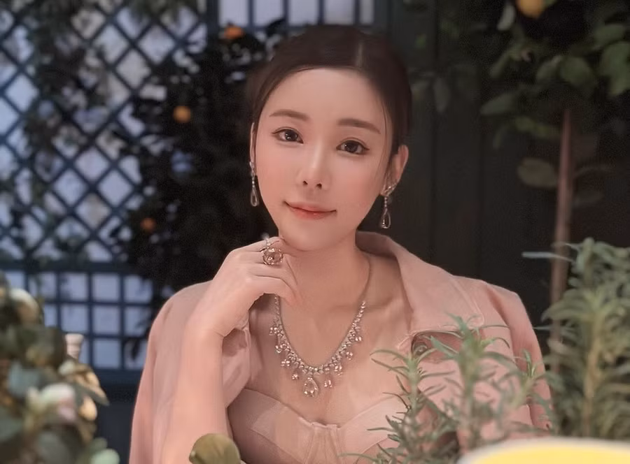 Dù đã tái hôn với chồng thiếu gia nhưng Thái Thiên Phượng vẫn chu cấp kinh tế cho Alex Kwong (chồng cũ), trong khi anh vẫn thất nghiệp. Đặc biệt, cô còn thuê cả anh trai chồng cũ làm tài xế riêng cho mình và mua một căn hộ để gia đình chồng cũ sinh sống. Thế nhưng gần đây, do Thái Thiên Phượng muốn bán lại căn hộ này nên cả hai bên đã nảy sinh mâu thuẫn. Dù đã tái hôn với chồng thiếu gia nhưng Thái Thiên Phượng vẫn chu cấp kinh tế cho Alex Kwong (chồng cũ), trong khi anh vẫn thất nghiệp. Đặc biệt, cô còn thuê cả anh trai chồng cũ làm tài xế riêng cho mình và mua một căn hộ để gia đình chồng cũ sinh sống. Thế nhưng gần đây, do Thái Thiên Phượng muốn bán lại căn hộ này nên cả hai bên đã nảy sinh mâu thuẫn.