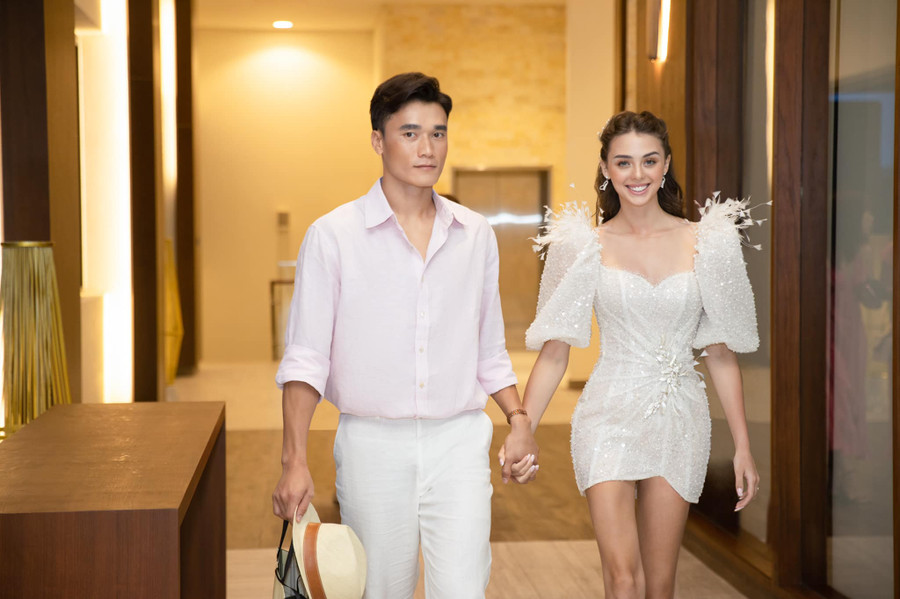 Nếu như Bùi Tiến Dũng là một thủ môn vô cùng điển trai thì vợ anh, nàng mẫu Tây Dianka Zakhidova cũng không hề kém cạnh khi sở hữu nhan sắc xinh đẹp và là một hot girl nổi tiếng. Nếu như Bùi Tiến Dũng là một thủ môn vô cùng điển trai thì vợ anh, nàng mẫu Tây Dianka Zakhidova cũng không hề kém cạnh khi sở hữu nhan sắc xinh đẹp và là một hot girl nổi tiếng.