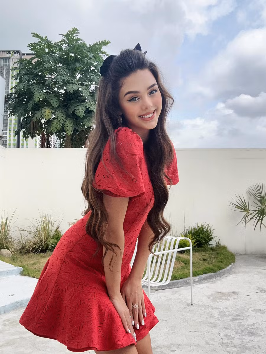 Nếu ai nhìn vào có thể sẽ không đoán được cô nàng vừa mới trải qua sinh nở. Bởi, vóc dáng của Dianka được nhận xét gần như giống hệt thời son rỗi, không hề có dấu hiệu "mẹ bỉm sữa".