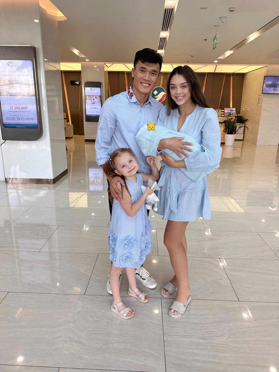 Vào cuối tháng 11/2022, vợ chồng Bùi Tiến Dũng hạnh phúc đón em bé đầu lòng. Vào cuối tháng 11/2022, vợ chồng Bùi Tiến Dũng hạnh phúc đón em bé đầu lòng.