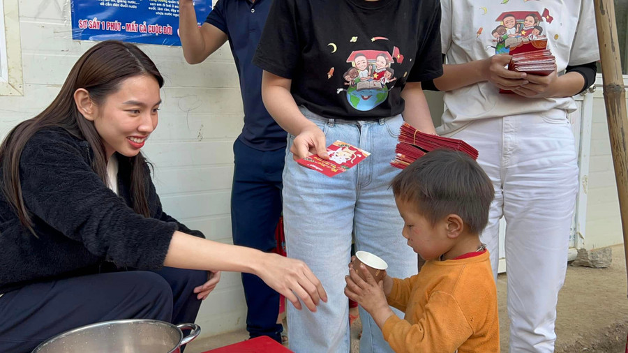 Hoa hậu Thùy Tiên đích thân nấu trà sữa cho trẻ em vùng cao. Hoa hậu Thùy Tiên đích thân nấu trà sữa cho trẻ em vùng cao.