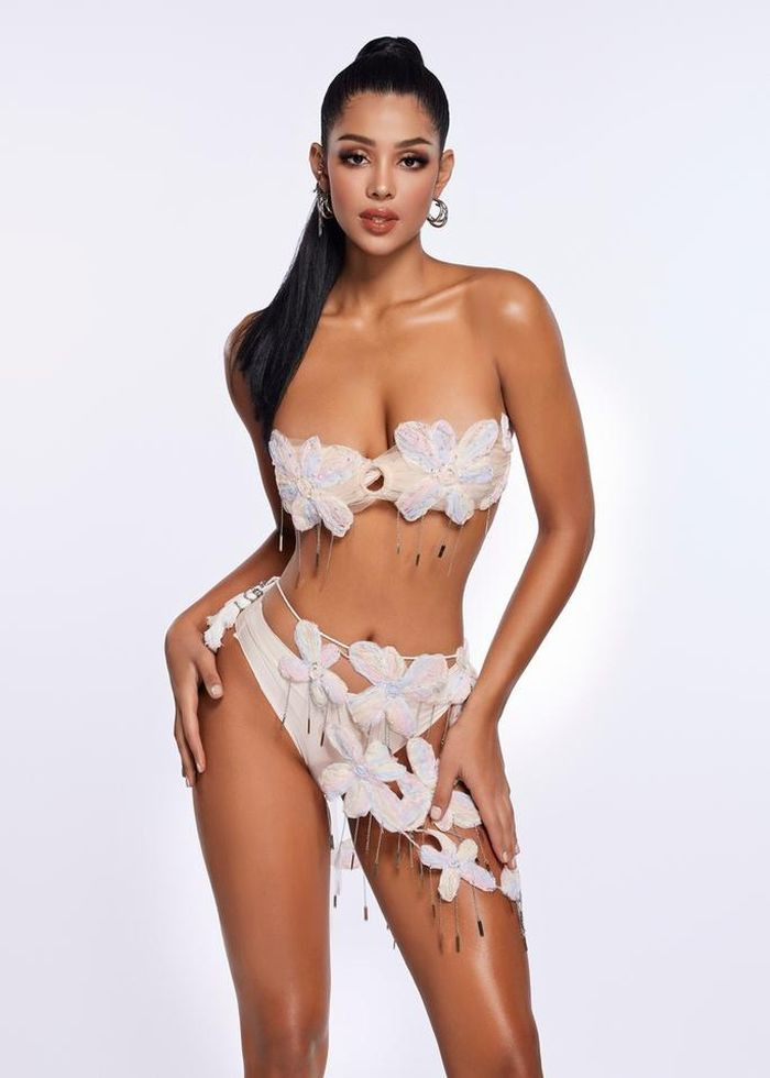 Người đẹp Lady Di đại diện đến từ Venezuela. Cô cao 1,83m, số đo ba vòng 91-63-97. Cô là Á hậu 1 cuộc thi EL Concursobyos.