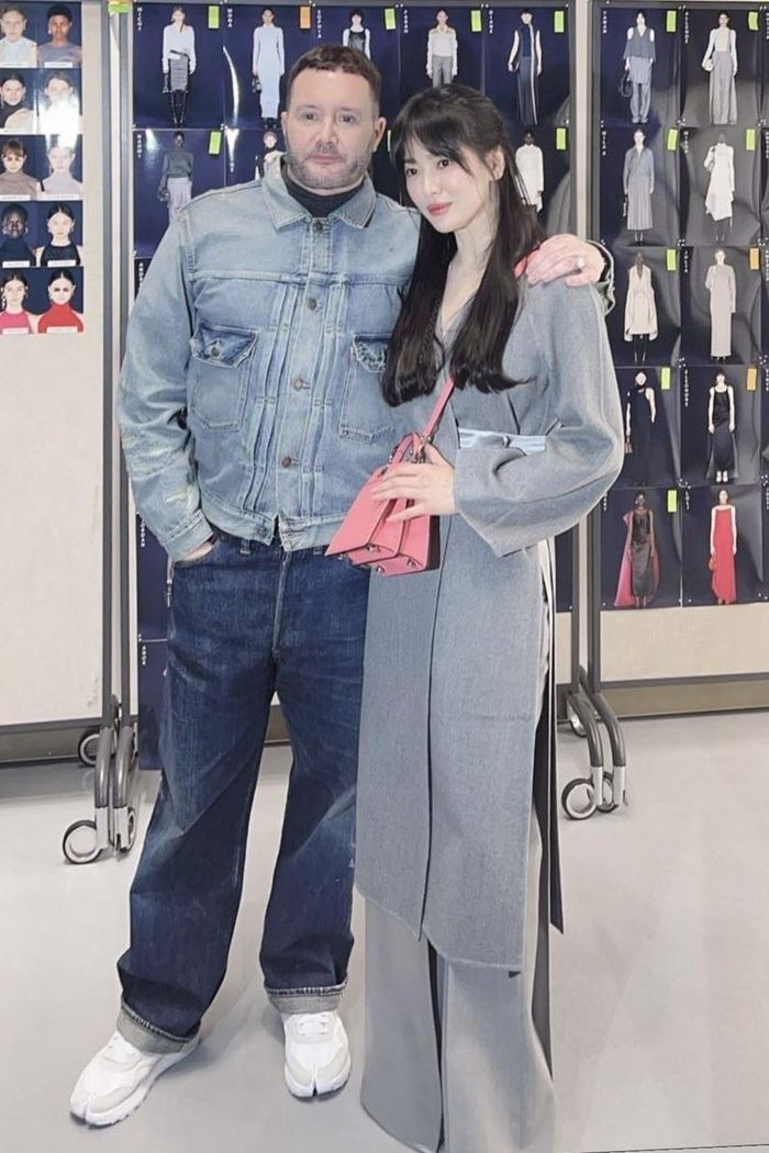 Bên cạnh đó, với tên tuổi và sức hút của mình, Song Hye Kyo được ưu ái ngồi hàng ghế đầu cùng CEO của Fendi - Serge Brunschwig và chụp ảnh thân thiết cùng Giám đốc nghệ thuật Fendi - Kim Jones.