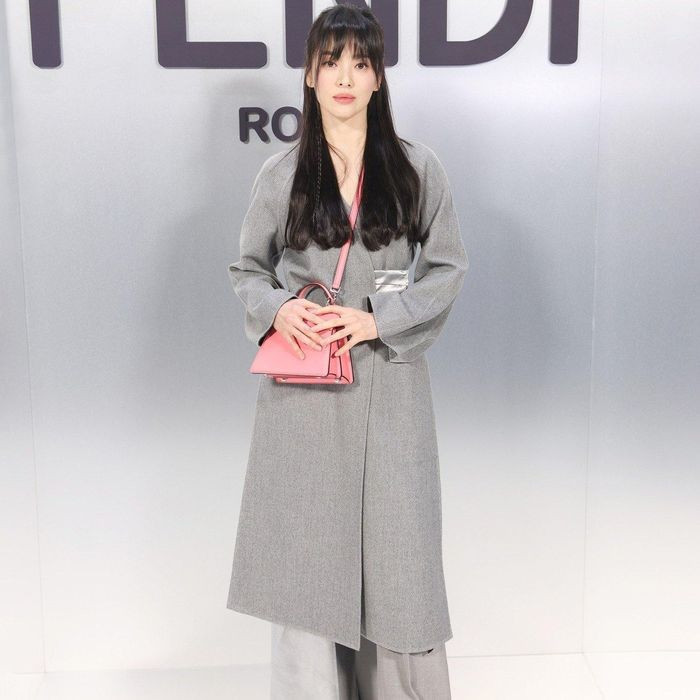 Dù trang điểm và làm tóc đơn giản cùng chiều cao có phần hạn chế nhưng Song Hye Kyo đã làm đổ gục biết bao ánh nhìn nhờ gương mặt xinh đẹp cùng thần thái cuốn hút.