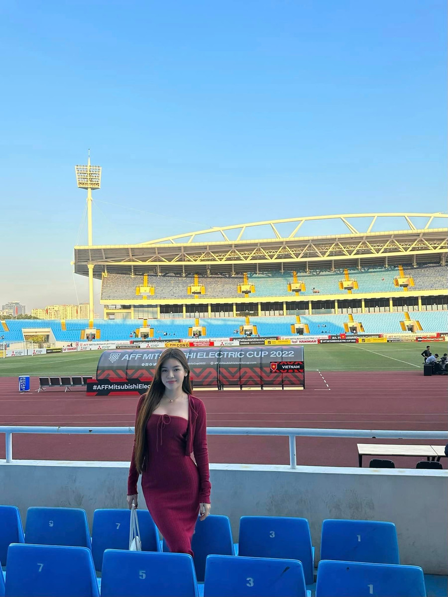 Cặp đôi dính tin đồn hẹn hò từ tháng 9/2018. Yến Xuân cũng rất chăm chỉ đến sân cổ vũ nửa kia thi đấu.