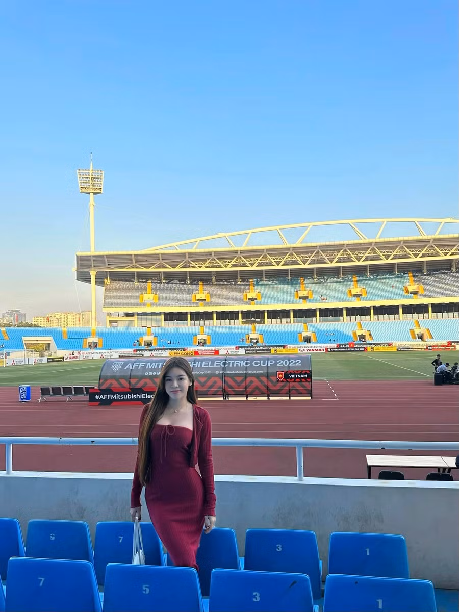 Cặp đôi dính tin đồn hẹn hò từ tháng 9/2018. Yến Xuân cũng rất chăm chỉ đến sân cổ vũ nửa kia thi đấu.