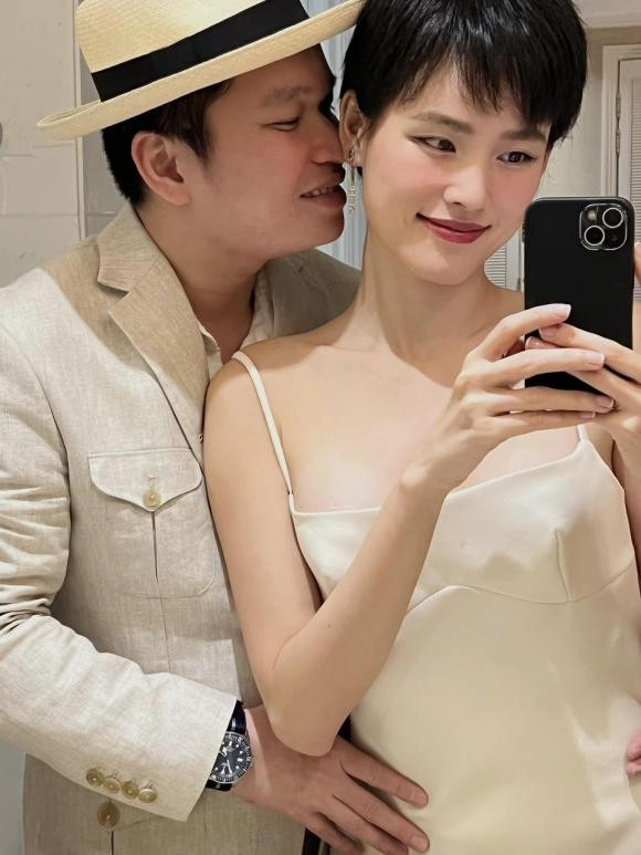 Nhân dịp đón lễ tình nhân, người mẫu Tuyết Lan cùng bạn trai đi ăn uống ở nhà hàng Pháp. Siêu mẫu chia sẻ: "Valentine năm nay của mình và anh bạn thân. Chúc mọi người mỗi ngày đều sẽ được yêu và hạnh phúc thật nhiều. Happy Valentine". Nhân dịp đón lễ tình nhân, người mẫu Tuyết Lan cùng bạn trai đi ăn uống ở nhà hàng Pháp. Siêu mẫu chia sẻ: "Valentine năm nay của mình và anh bạn thân. Chúc mọi người mỗi ngày đều sẽ được yêu và hạnh phúc thật nhiều. Happy Valentine".