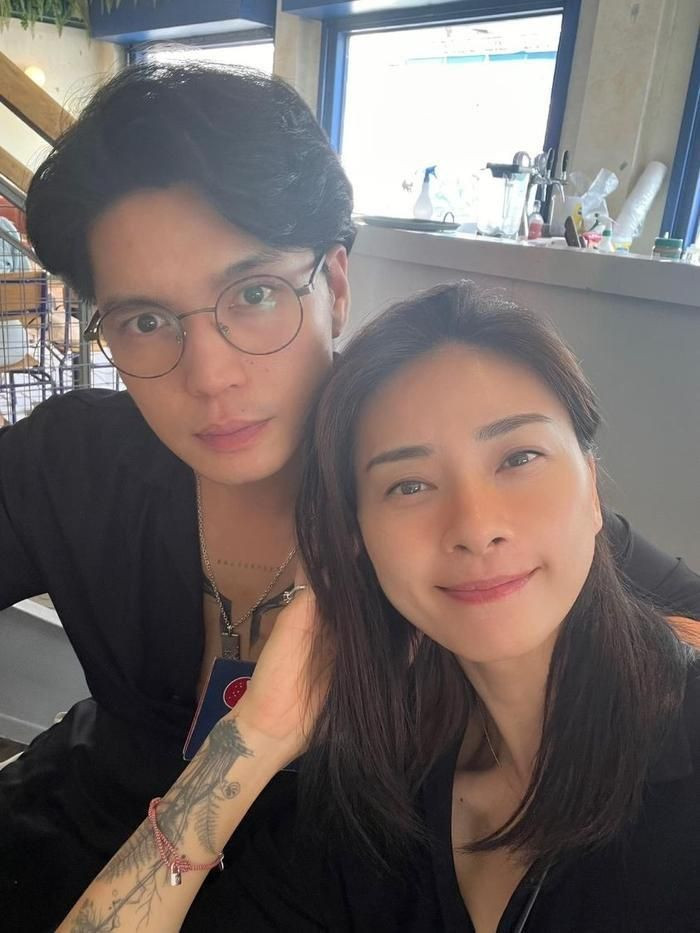 Trong khi đó, trên trang Facebook cá nhân, Ngô Thanh Vân bất ngờ đăng đàn "cầu cứu" dân mạng dịp Valentine khiến người hâm mộ chú ý. Cụ thể, nữ diễn viên viết: "Ủa rồi làm vợ thì có tặng quà Valentine gì cho chồng không? Tại vì mới năm đầu tiên nên hơi bối rối vụ này". Trong khi đó, trên trang Facebook cá nhân, Ngô Thanh Vân bất ngờ đăng đàn "cầu cứu" dân mạng dịp Valentine khiến người hâm mộ chú ý. Cụ thể, nữ diễn viên viết: "Ủa rồi làm vợ thì có tặng quà Valentine gì cho chồng không? Tại vì mới năm đầu tiên nên hơi bối rối vụ này".