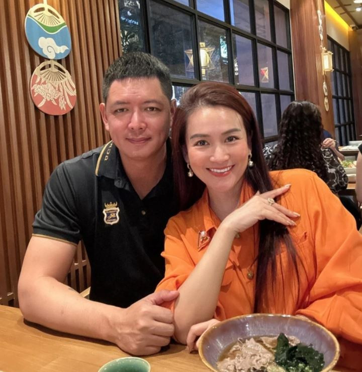 Bình Minh đưa vợ con đi mừng Valentine sớm. "Cũng Va-lung-tung cho giống người ta", anh dí dỏm viết. Bình Minh đưa vợ con đi mừng Valentine sớm. "Cũng Va-lung-tung cho giống người ta", anh dí dỏm viết.