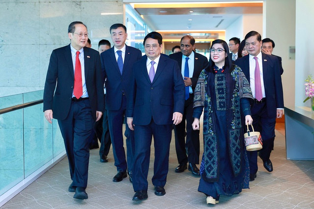 Bộ trưởng thứ hai Bộ Công Thương kiêm Bộ trưởng Bộ Lao động Singapore Tan See Leng cùng Đại sứ Singapore tại Việt Nam Jaya Ratnam đón Thủ tướng và Phu nhân tại sân bay Changi - Ảnh: VGP/Nhật Bắc Bộ trưởng thứ hai Bộ Công Thương kiêm Bộ trưởng Bộ Lao động Singapore Tan See Leng cùng Đại sứ Singapore tại Việt Nam Jaya Ratnam đón Thủ tướng và Phu nhân tại sân bay Changi - Ảnh: VGP/Nhật Bắc