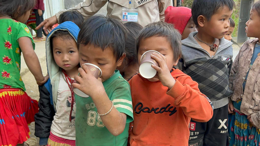 Các em nhỏ thích thú trước món trà sữa "cô Tiên". Các em nhỏ thích thú trước món trà sữa "cô Tiên".